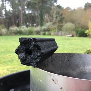 Charbon de bois compressé